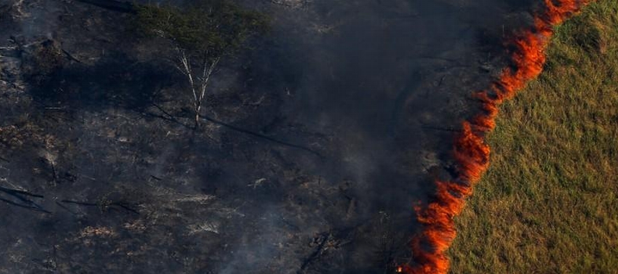 Bolsonaro dijo que su gobierno está trabajando para controlar los incendios en la Amazonia,...