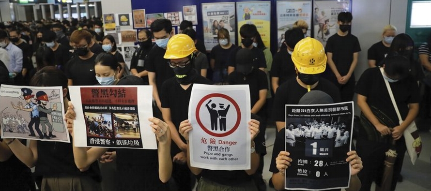Los manifestantes vestidos de negro ocuparon la estación de Yuen Long para recordar el 21 de...
