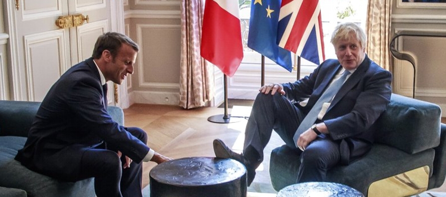 Johnson estuvo tan relajado durante su visita a París que mientras estaba sentado en una...