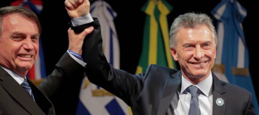 El sábado, Bolsonaro dijo que no dejará que Brasil se aproxime a...