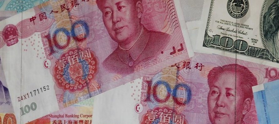 La súbita devaluación del yuan estremeció a los mercados financieros y...