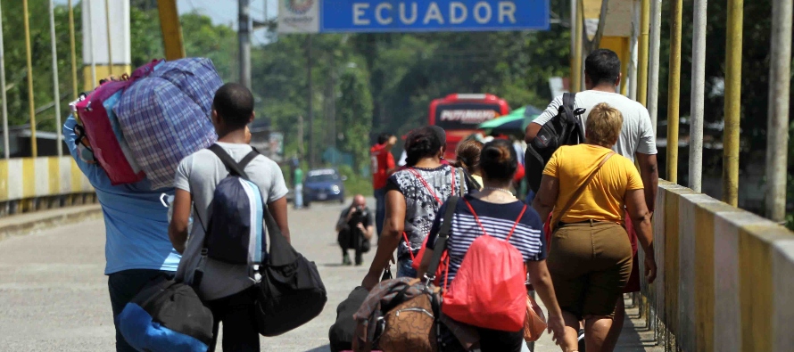 Imágenes de medios ecuatorianos mostraron a migrantes parados en plena carretera...