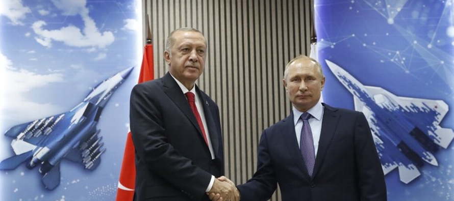 Erdogan fue el invitado de honor de Putin en la apertura del espectáculo aéreo MAKS...