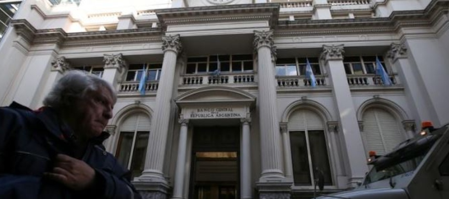 La bolsa de Buenos Aires, sin embargo, ganó más de un 3,5% por recomposiciones de...