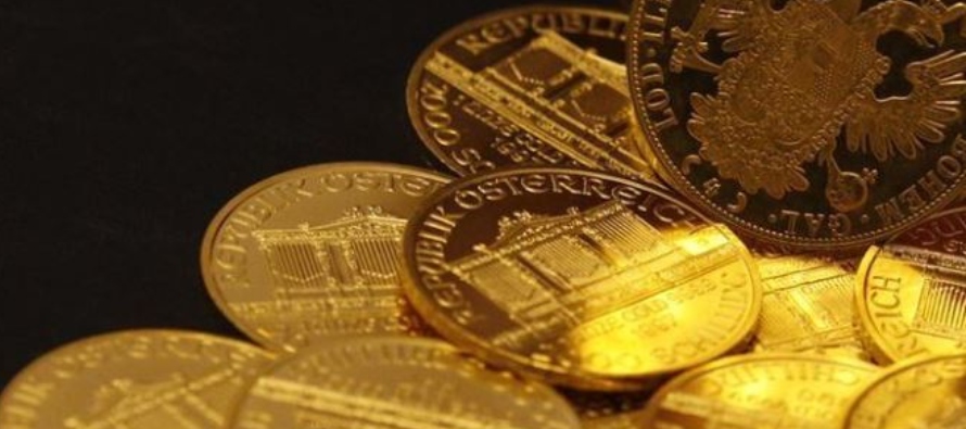 El dólar avanzaba un 0,2%, lo que encareció el oro para tenedores de otras monedas,...