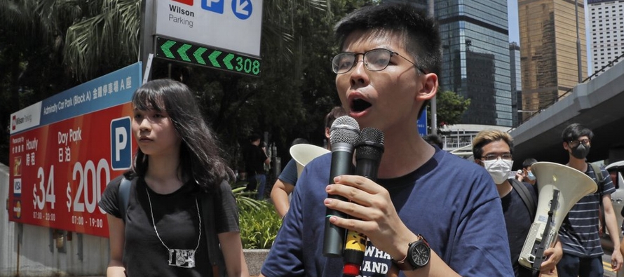 Joshua Wong y Agnes Chow deberán responder a cargos de participar e incitar a otros a...