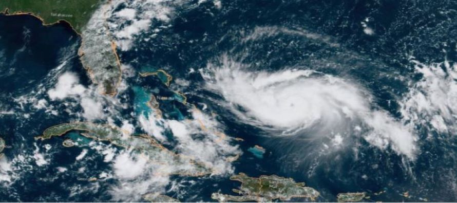 El huracán Dorian se enfilaba el viernes hacia Florida con mayor fuerza, tras haberse...