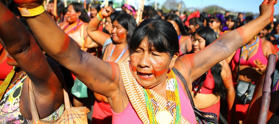 Un par de decenas de mujeres de los pueblos de la Amazonia ejecutaron un baile tradicional delante...