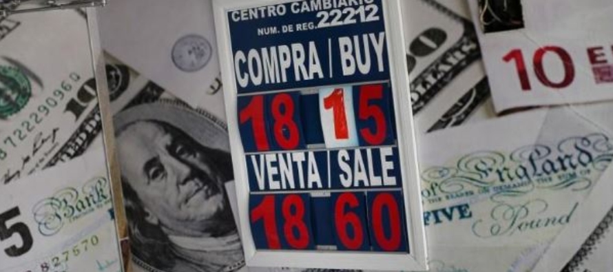 El peso colombiano se fortaleció medio punto porcentual en su segundo día al alza, en...