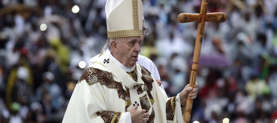 Durante su homilía, el pontífice argentino instó a los aproximadamente 60,000...