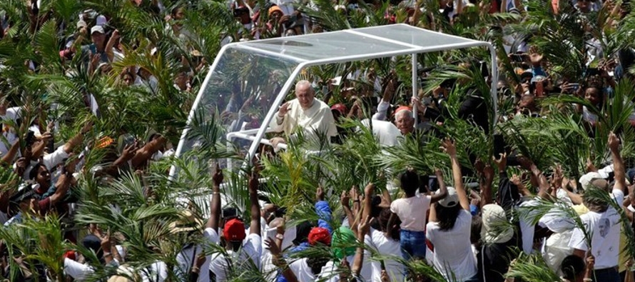 Miles de mauricianos ondearon palmas a la llegada de Francisco para oficiar una misa en memoria del...