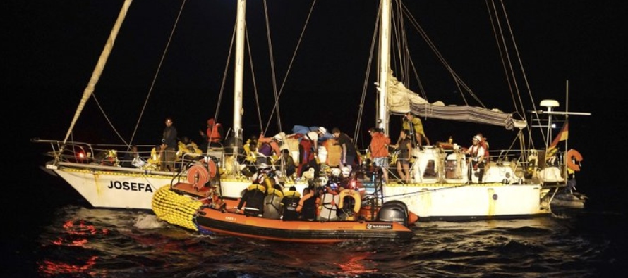 La tripulación del velero de 14 metros de eslora operado por la organización...