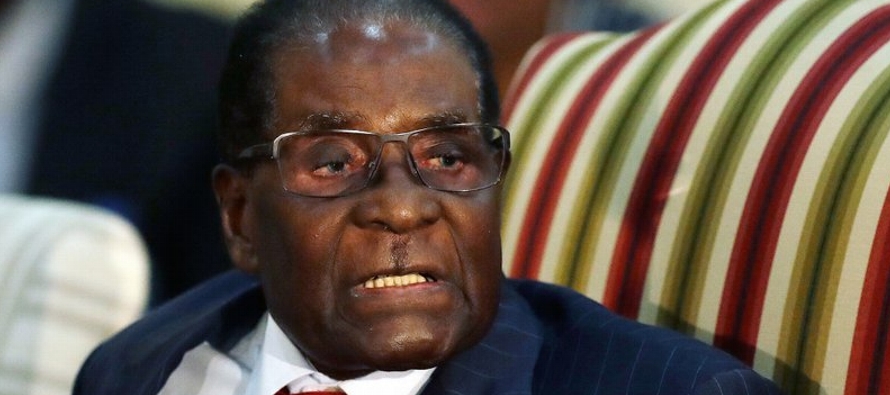El actual presidente Emmerson Mnangagwa _quien fue estrecho aliado de Mugabe y su vicepresidente...