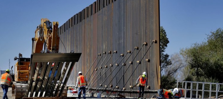 Al sur de Yuma, Arizona, se eleva un gigantesco muro junto al desierto que reemplazará...