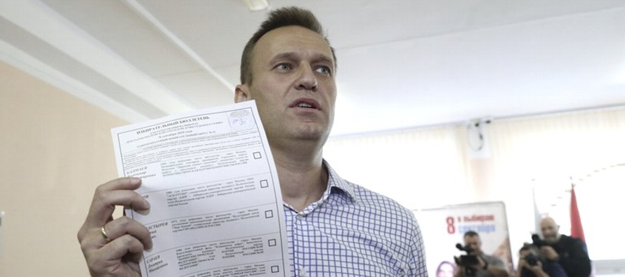Las autoridades inspeccionaron también la casa de Sergei Boyko, un socio de Navalny que...