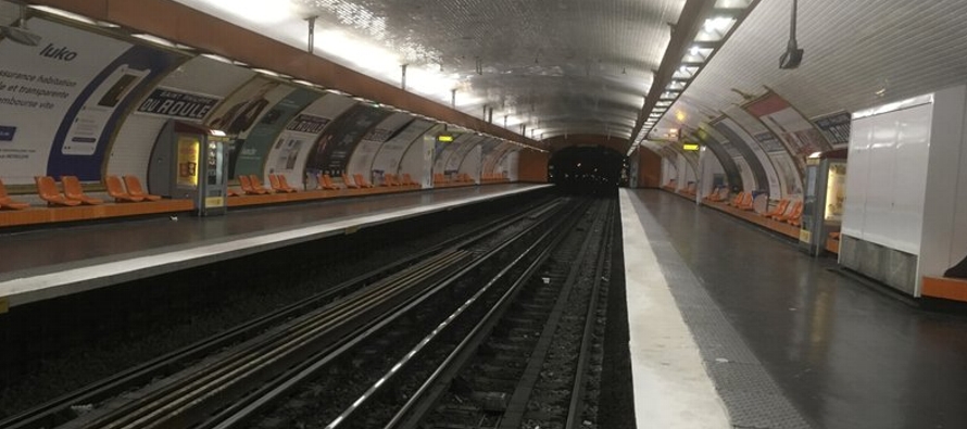 El paro cerró diez líneas de metro y otras _entre ellas el tren suburbano RER_...