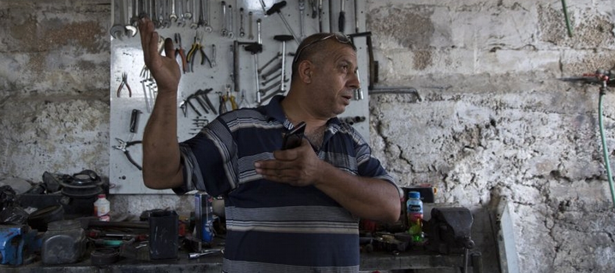 Saleh es uno de 2,5 millones de palestinos de Cisjordania que no tienen voz en los comicios de...