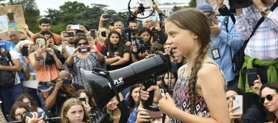 Cientos de personas, en su mayoría jóvenes, se reunieron frente a la Casa Blanca para...