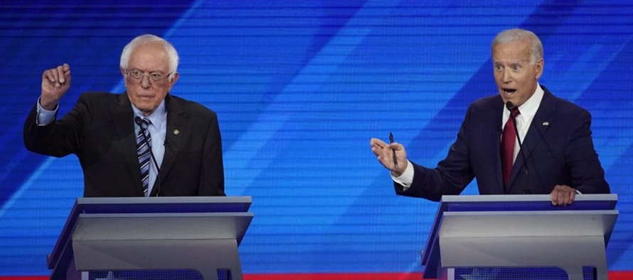 Biden fue blanco de duras críticas por sus rivales en los dos debates presidenciales...