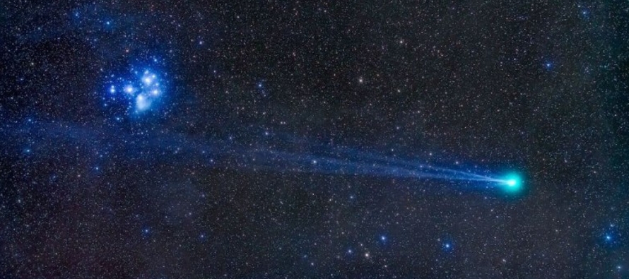 Los astrónomos dijeron el jueves que el cometa viaja a unos 150,000 km/h (93,000 mph), tan...