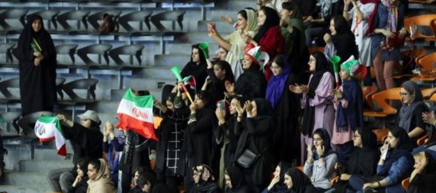 A las mujeres iraníes se les ha prohibido presenciar partidos de fútbol masculino en...