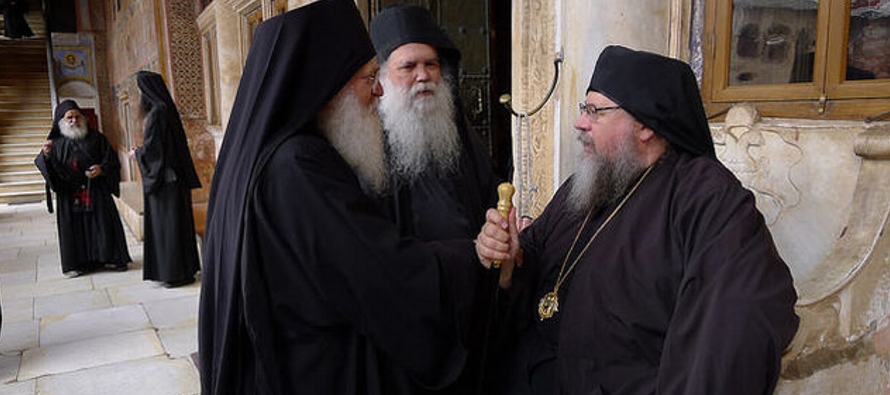 En una muestra de apoyo sin precedentes, más de 50 cutas de la Iglesia ortodoxa rusa...