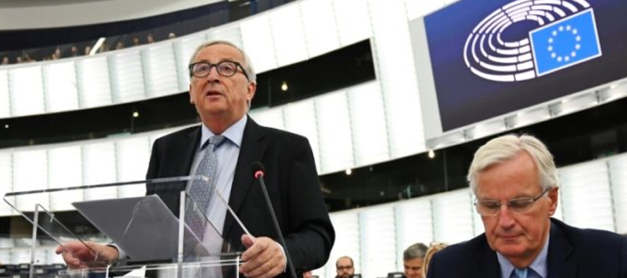 En un discurso ante el Parlamento Europeo, Juncker dijo que el primer ministro británico,...