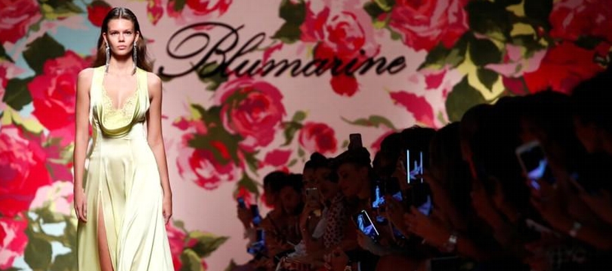 Molinari, conocida por sus prendas femeninas y románticas, usó colores pastel y rosas...