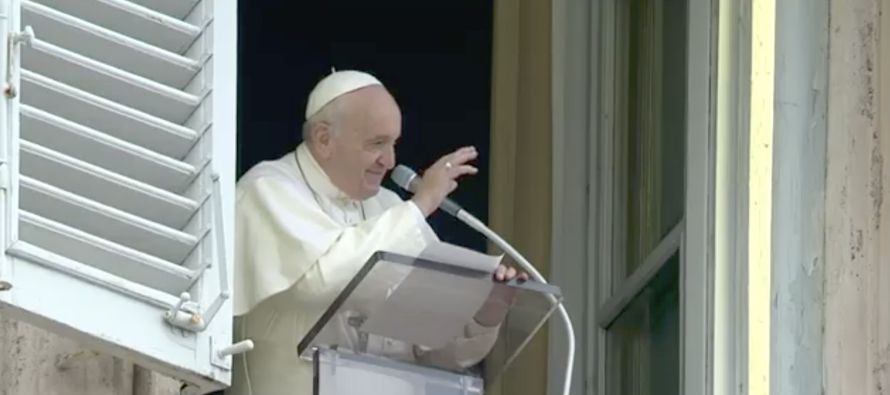 El Papa Francisco presidió la oración dominical del Ángelus desde la ventana...