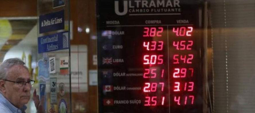 El peso mexicano cerró la jornada con una caída de un 0,16%, a 19,4720/19,4780...