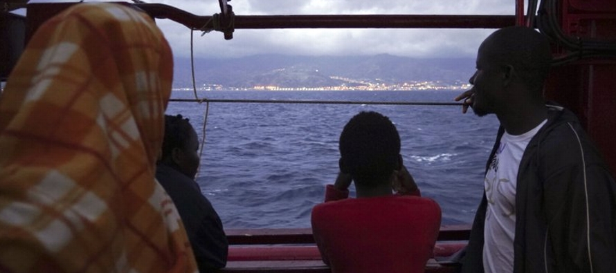 El Ocean Viking llegó al puerto de Messina, en Sicilia, con la autorización de...