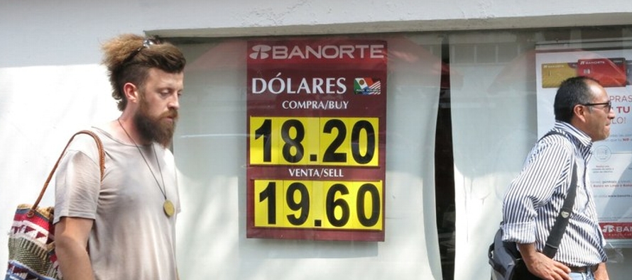 La moneda local cotizaba en 19.5845 por dólar, con una pérdida de 0.75%, o 14.52...