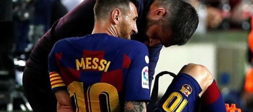 “Messi tiene una elongación en el aductor del muslo izquierdo. Es baja y su...