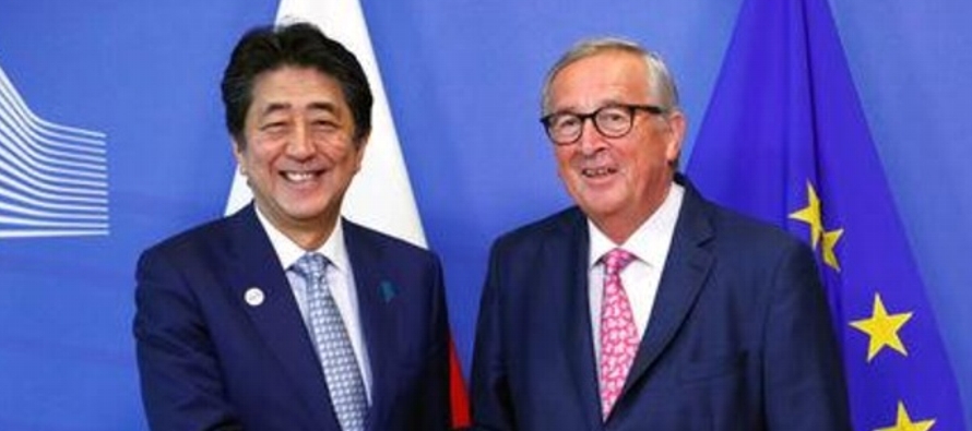 El acuerdo, firmado por el primer ministro japonés, Shinzo Abe, y el presidente de la...