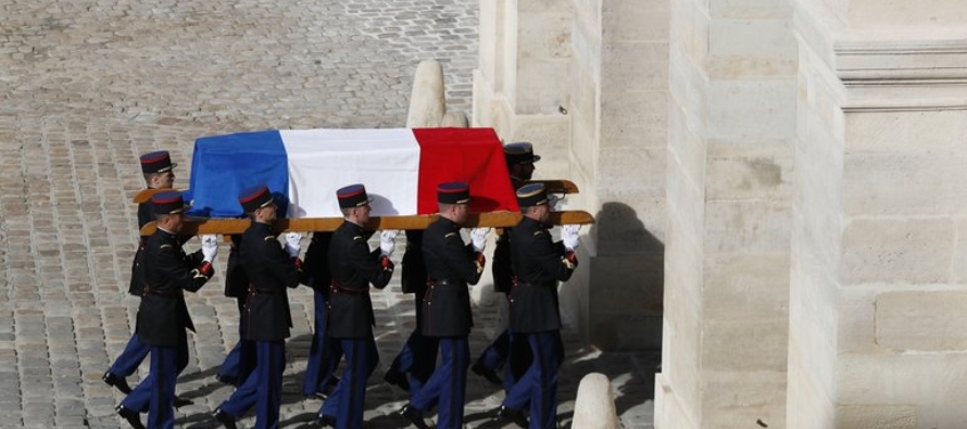 El expresidente de Francia Jacques Chirac recibió honores militares el lunes antes de un...