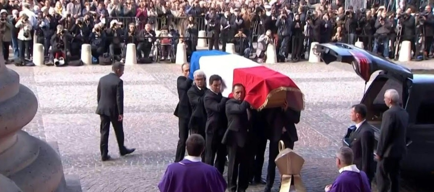Según deseo de su esposa Bernadette, Jacques Chirac reposa en el cementerio de Montparnasse,...