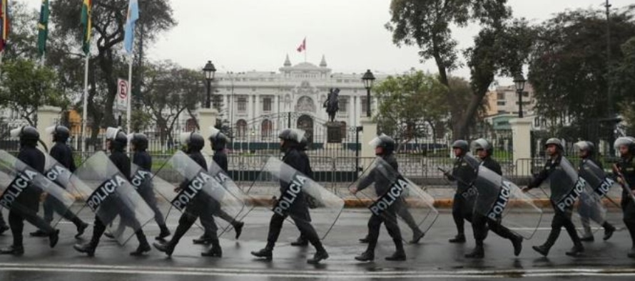 Vizcarra cuenta con el respaldo de los militares y la policía, pero los legisladores...
