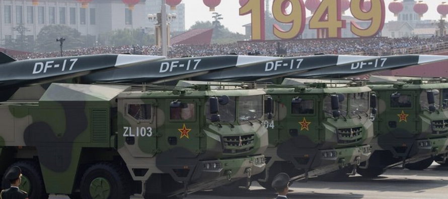 Los misiles Dong Feng 17, o DF-17, montados sobre vehículos, protagonizaron el despliegue...