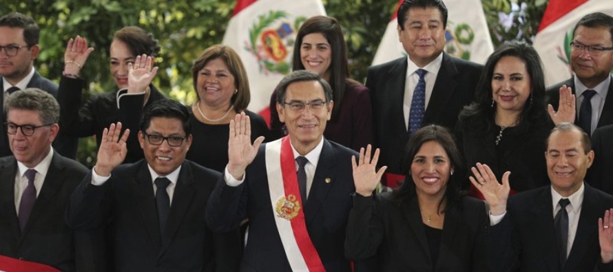 Tres de los nuevos secretarios, entre ellos el primer ministro Vicente Zeballos, junto a los...