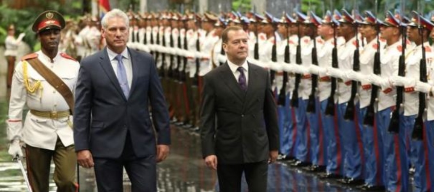 Medvedev depositó una corona de flores en el monumento al héroe de la independencia,...
