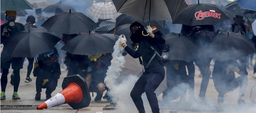 La policía empleó gas lacrimógeno en varios puntos, en medio de...
