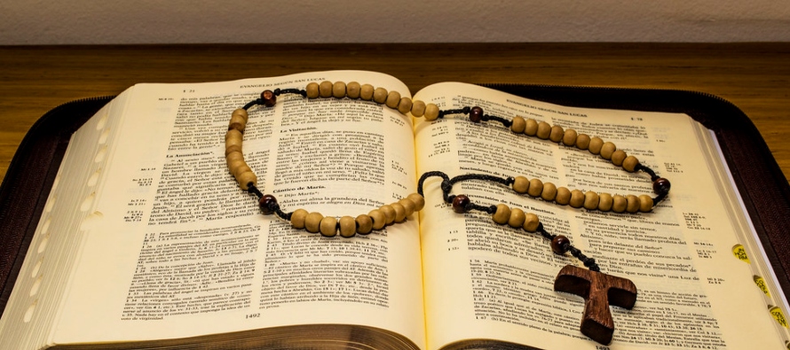 El rosario debe, por ello mismo, estar íntimamente unido a Jesús, porque el rosario...