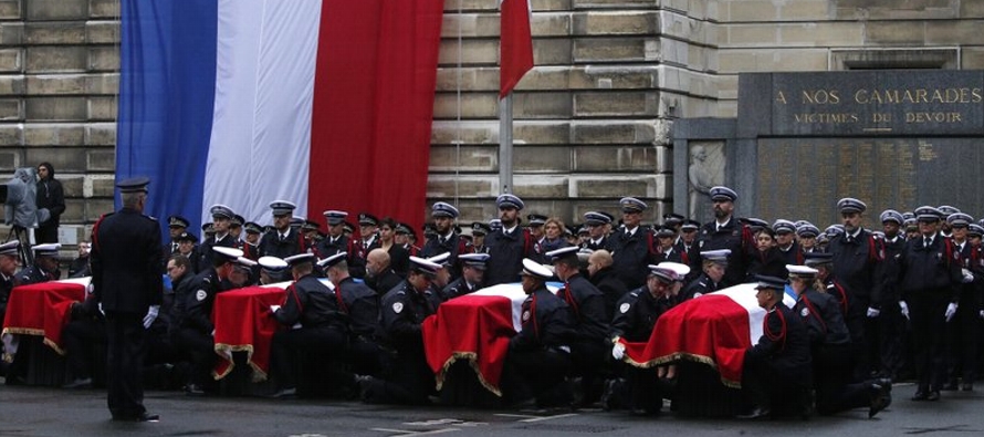 En una ceremonia en un patio del cuartel general de la policía de París donde fueron...