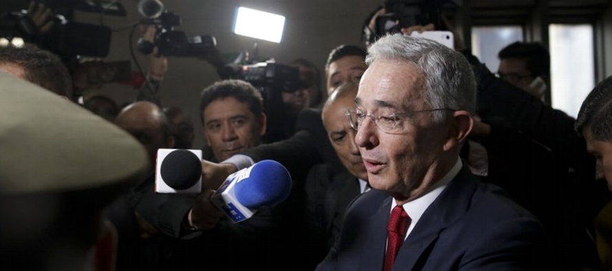 Uribe está siendo investigado por presuntos intentos de influenciar y posiblemente sobornar...