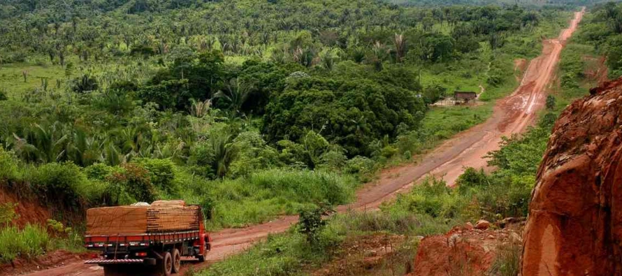 El camionero Erik Fransuer pasa meses recorriendo las carreteras que atraviesan la Amazonía...