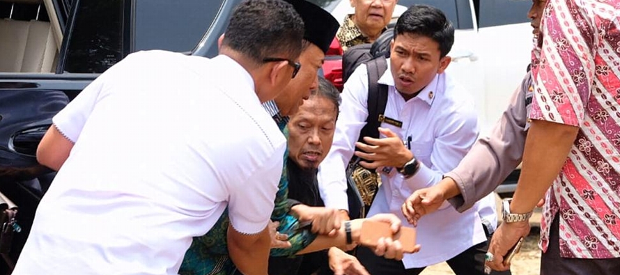 El ministro jefe de Seguridad Wiranto resultó herido en el abdomen, según...