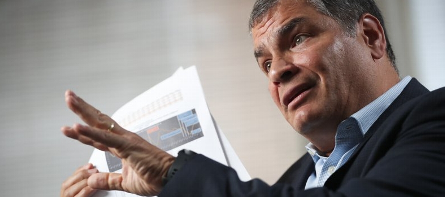 En entrevista con The Associated Press, Correa dijo que se deben realizar nuevas elecciones para...