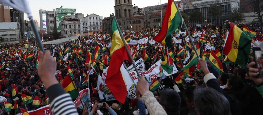 El jueves miles se manifestaron en La Paz y en otras dos ciudades bolivianas convocados por...
