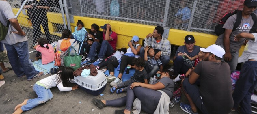Los solicitantes de asilo provenientes de Centroamérica y otras partes ocuparon el puente...
