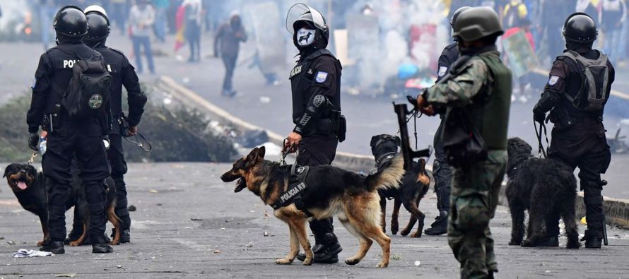 Los gases lacrimógenos lanzados por la policía invaden amplios sectores de Quito,...